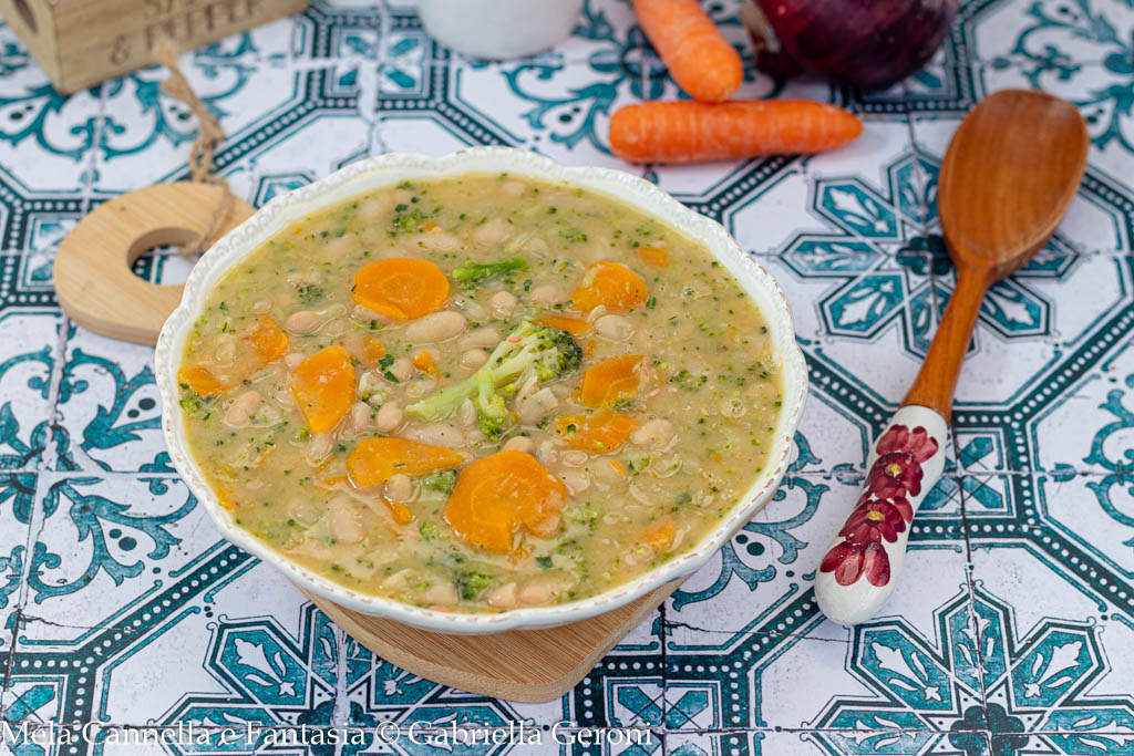 Sopa de judías con brócoli y zanahorias fácil, rápida y económica