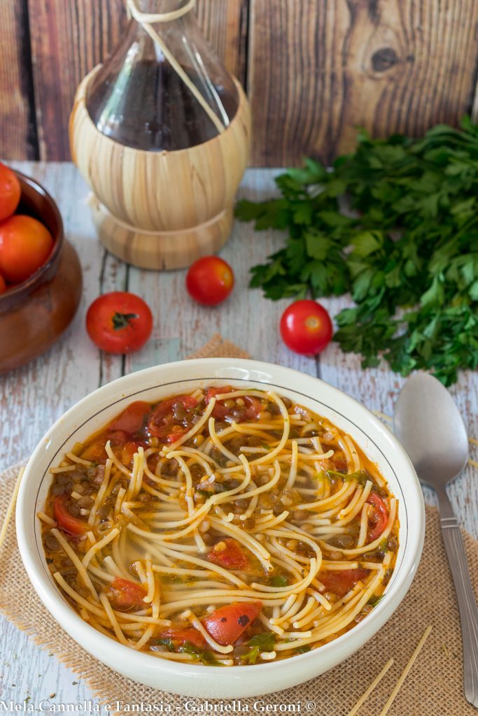 sopa de pasta con lentejas y tomatitos