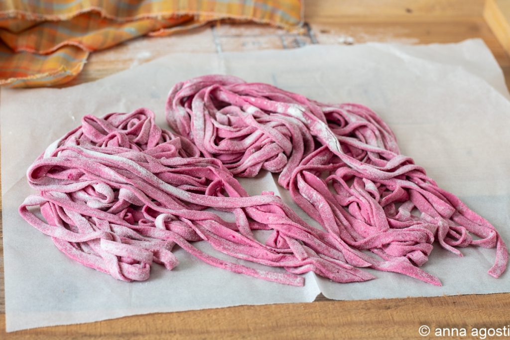 tagliatelle rojas con remolacha