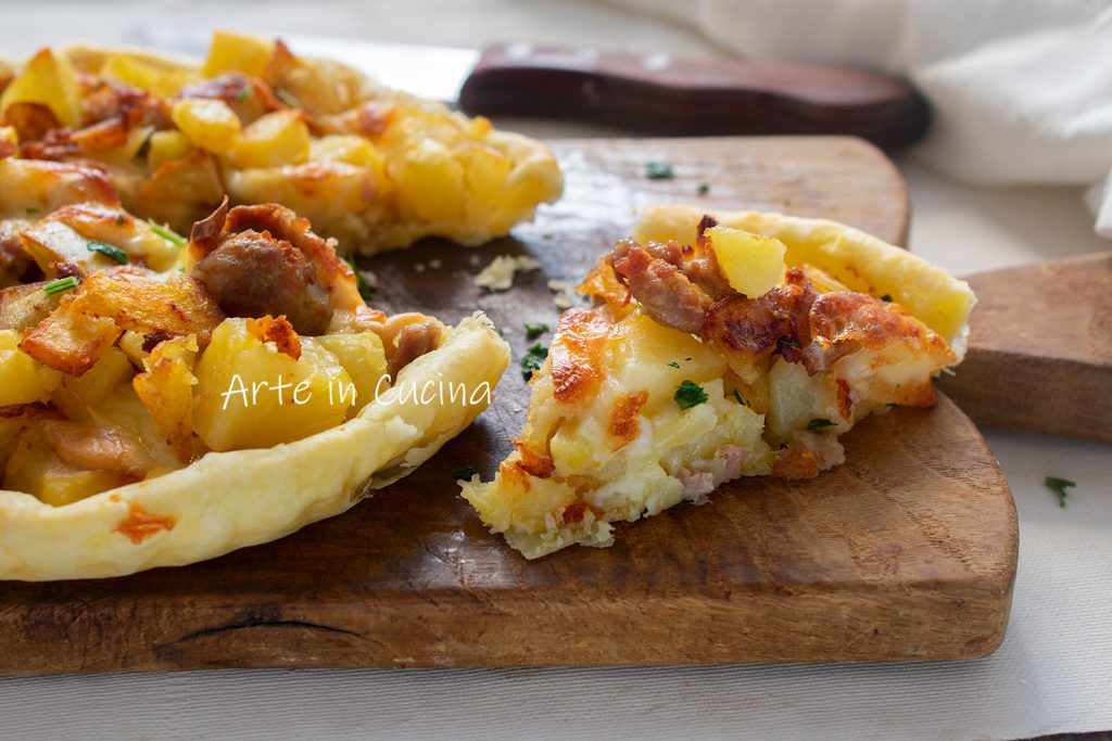 Tarta salada con patatas y salchicha con hojaldre