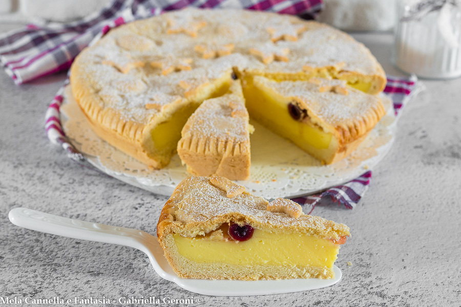 Tarta sabor pasticciotto con crema y guindas