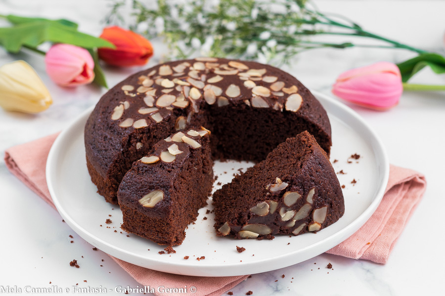 Tarta vegana de chocolate y almendras muy suave