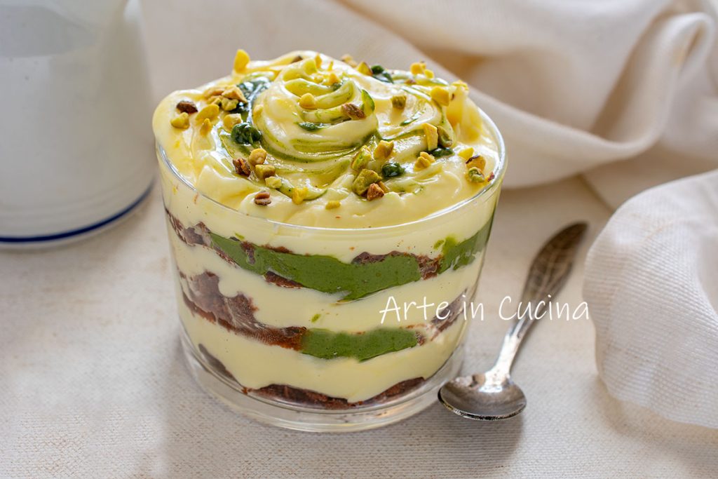 Tiramisú con pistacho y pan di stelle al vaso