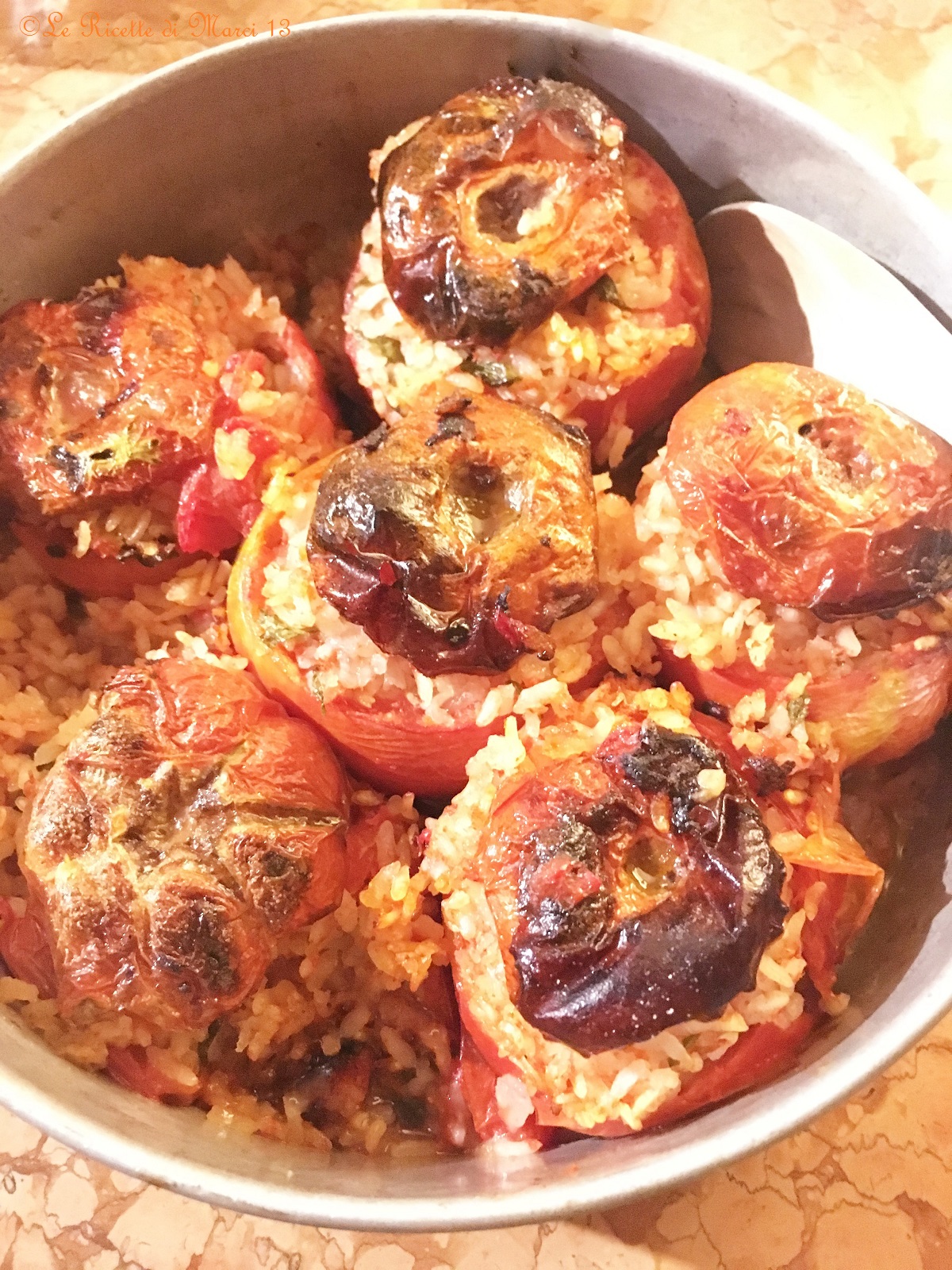 Tomates de verano rellenos de arroz y… ¡un ingrediente secreto! Receta familiar.