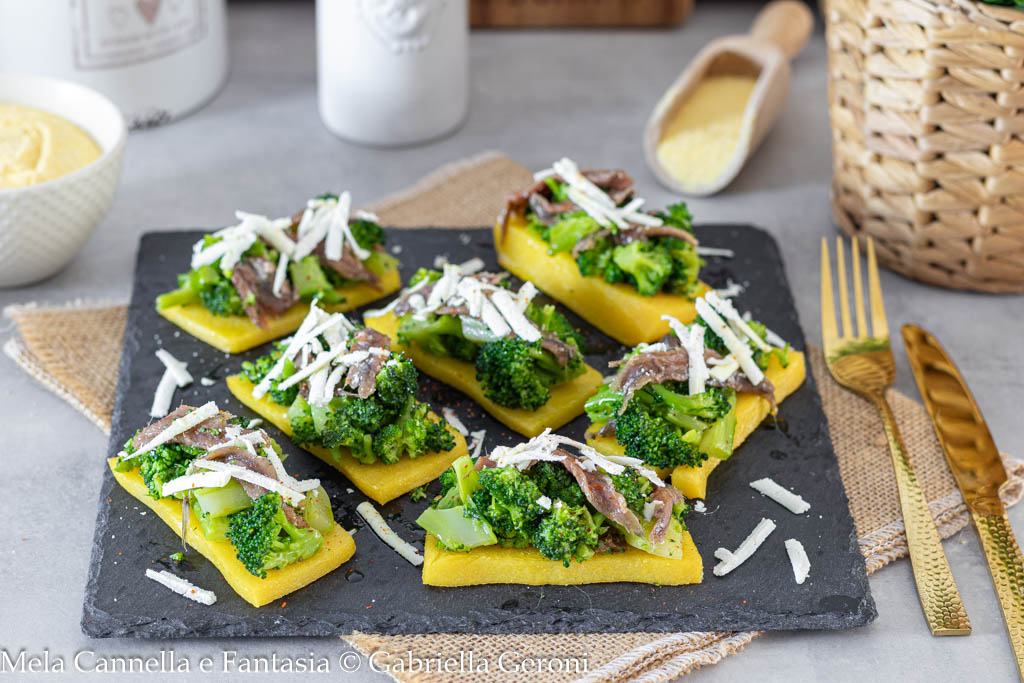 Tosta de polenta con brócoli, anchoas y ricotta salada