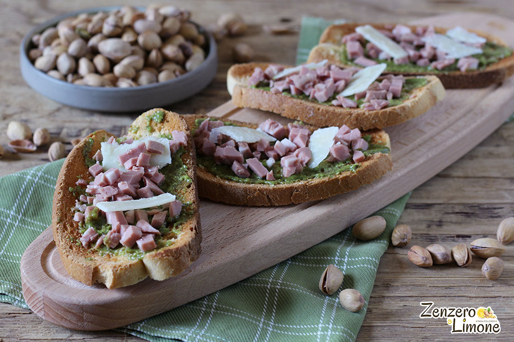 Tostadas de mortadela y pistachos