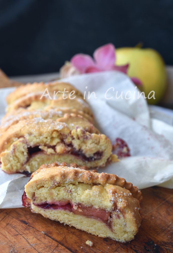 Trenza de masa quebrada con manzanas