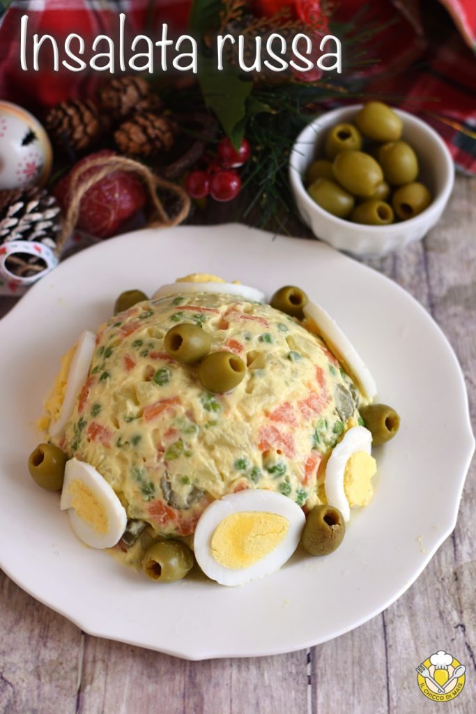 v_ ensaladilla rusa clásica con mayonesa decorada para Navidad en forma de zuccotto con huevos y aceitunas receta fácil con video el chicco di mais