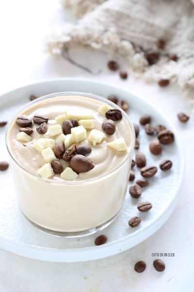 verter la mousse en vasos y decorar con virutas de chocolate blanco