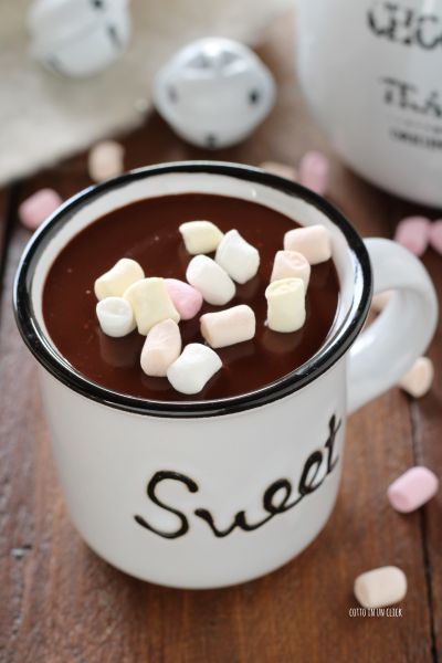 vierte la bebida en las tazas y decora con marshmallows