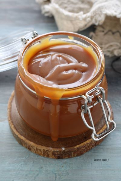 vierte la crema en los tarros y deja reposar en el frigorífico durante 24 horas