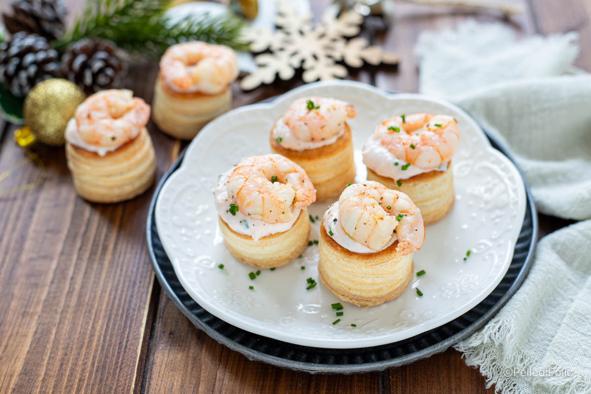 Vol-au-vent con gambas y mousse de salmón