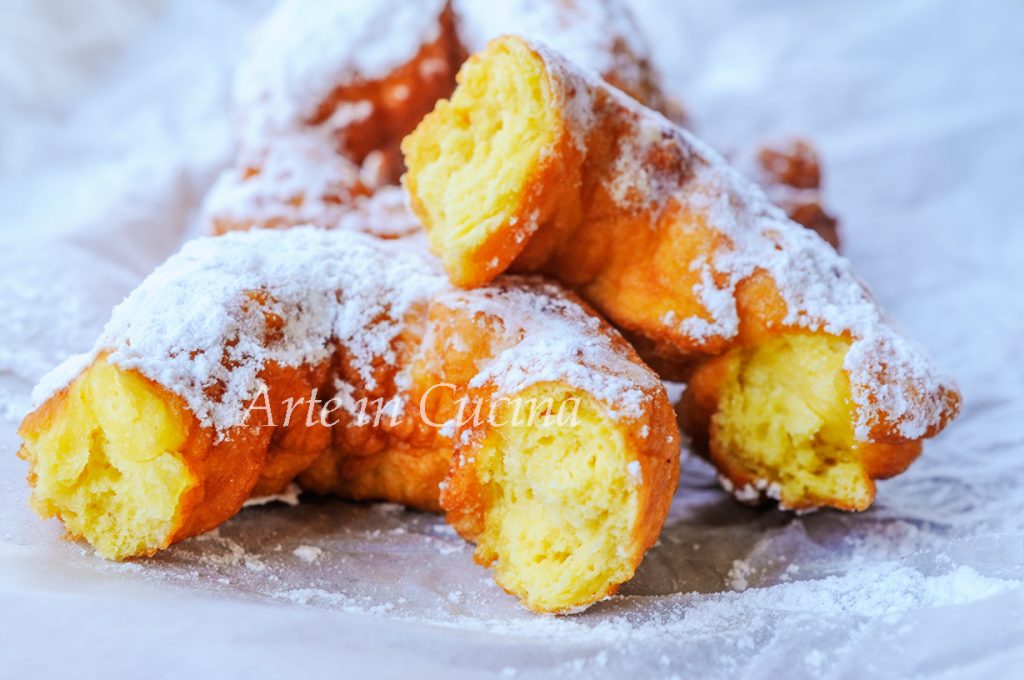 Zeppole sardas con ricotta is zippulas