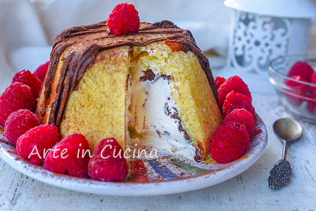 Zuccotto de pandoro con turrón y gotas de chocolate