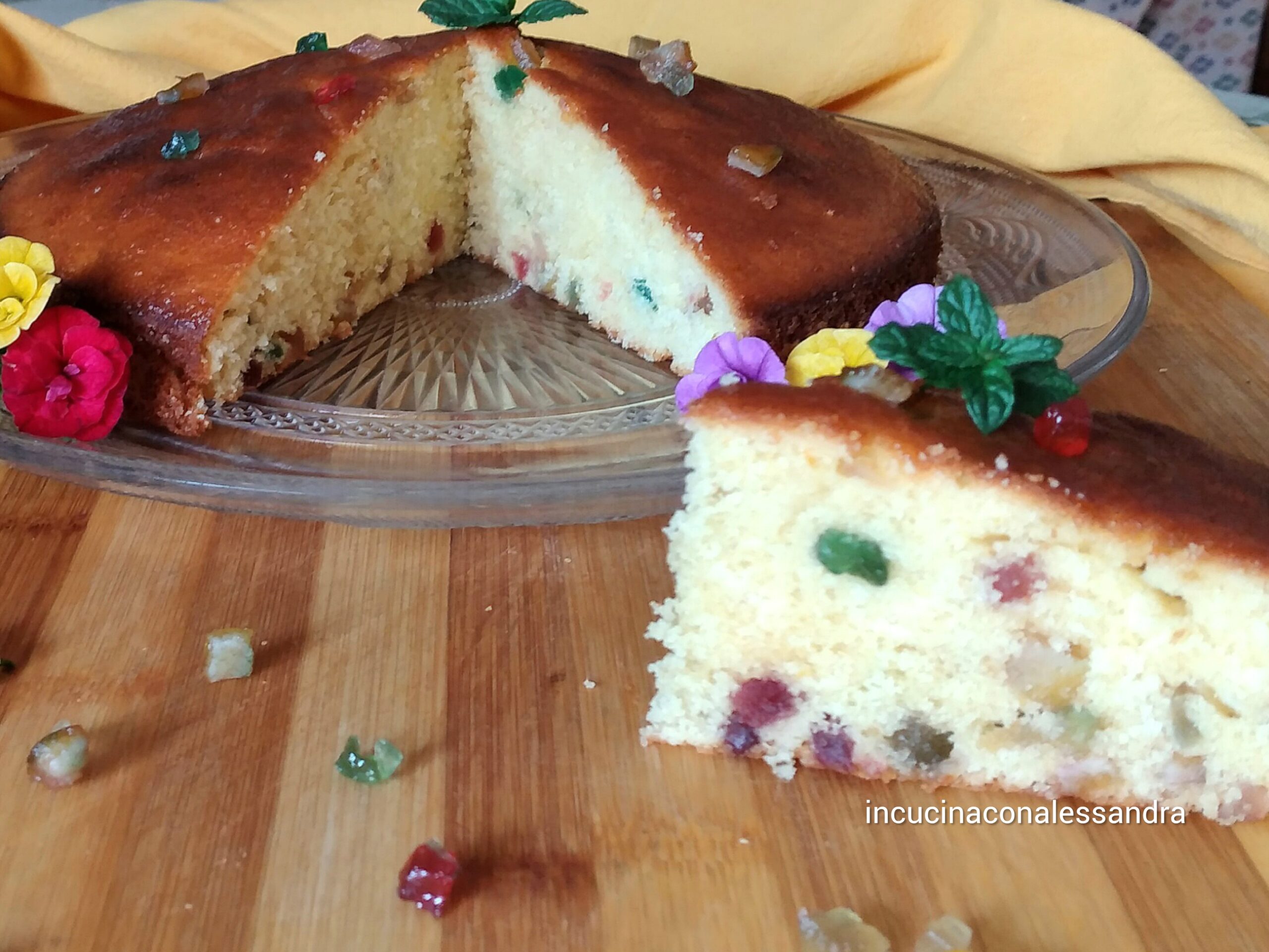 Tarta de frutas confitadas esponjosa