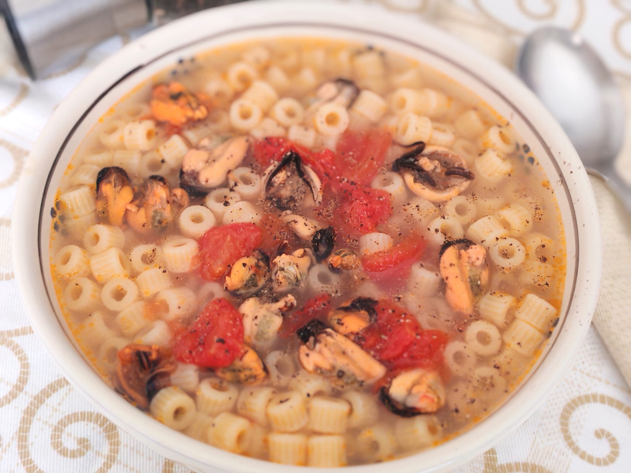 Pasta en caldo de mejillones