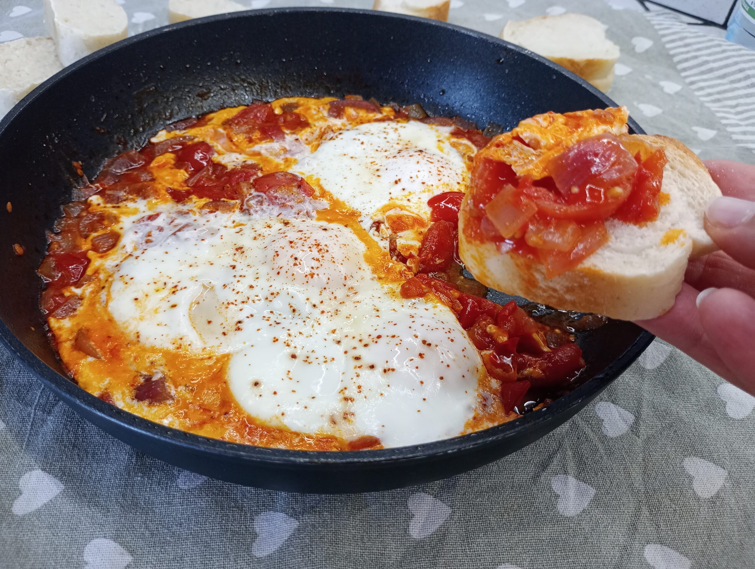 Huevos con tomate fresco