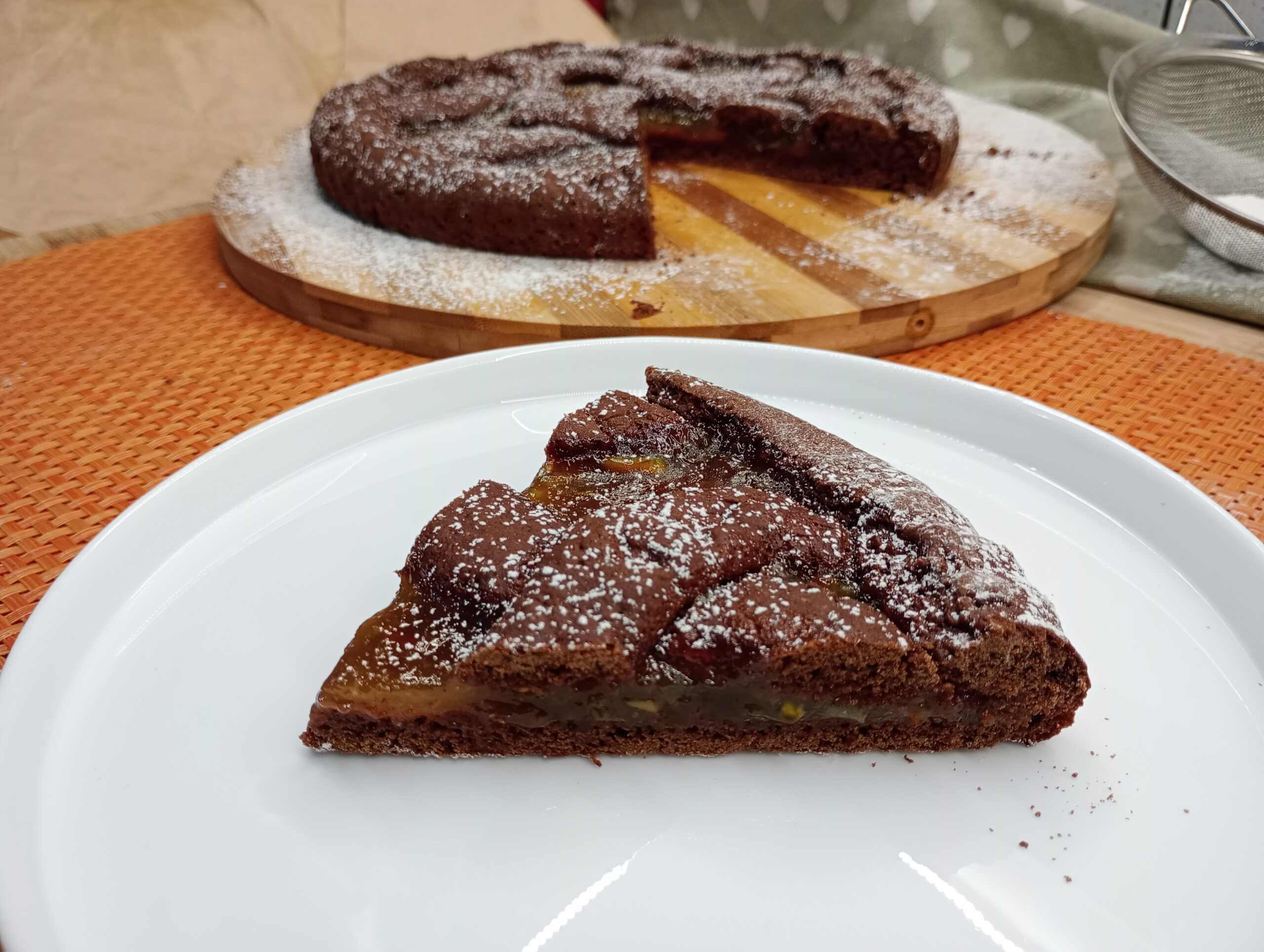 Tarta blanda de cacao con mermelada de naranja