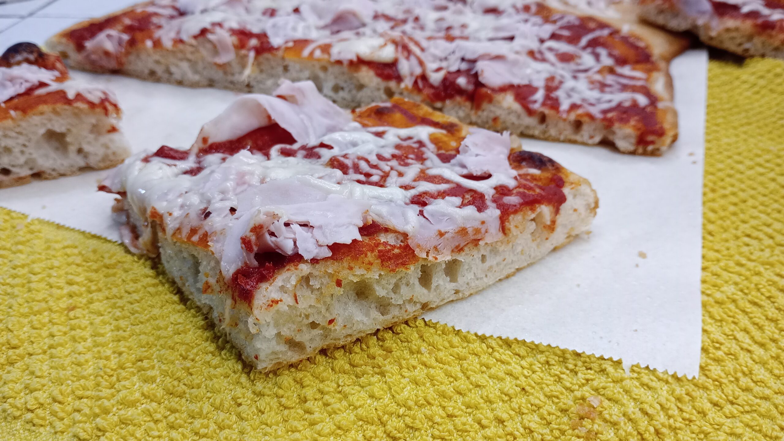 Pizza alta y esponjosa