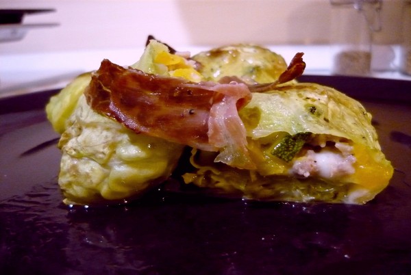 Rollitos de col con verduras y salchicha envueltos en speck