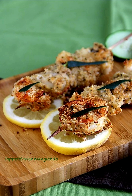 Brochetas gratinadas de gambas y calamares