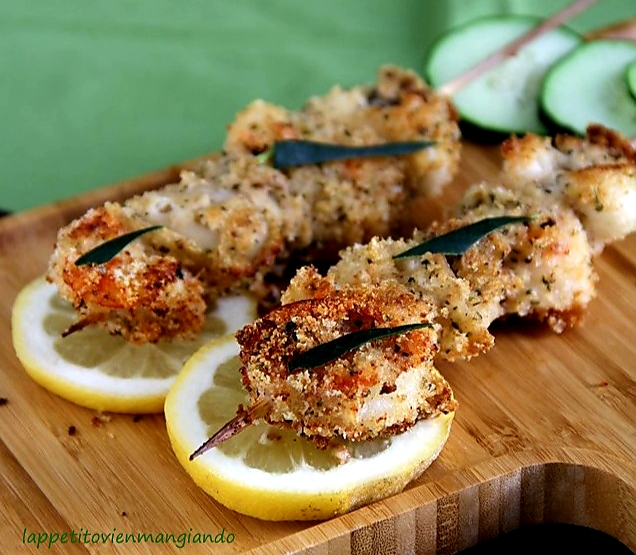 Brochetas gratinadas de gambas y calamares