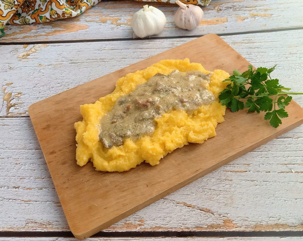 Polenta con crema de champiñones y panceta