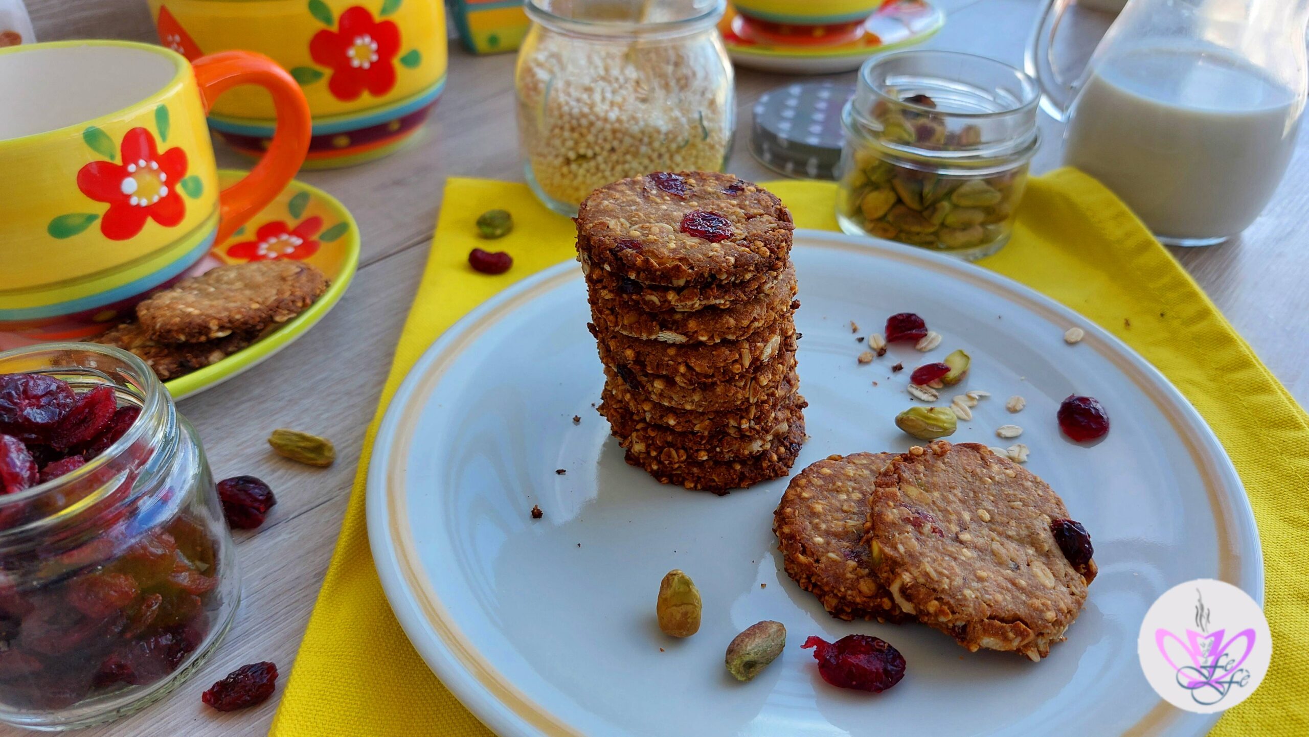 GALLETAS RÚSTICAS DE AVENA Y MIJO INFLADO CON PISTACHOS Y ARÁNDANOS ROJOS