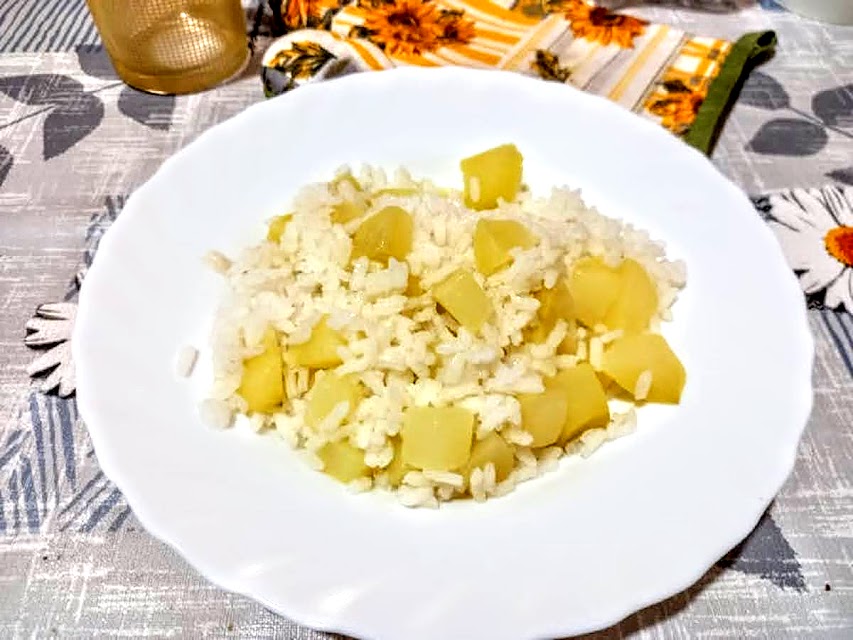 Arroz y patatas en blanco con aceite de oliva de Apulia