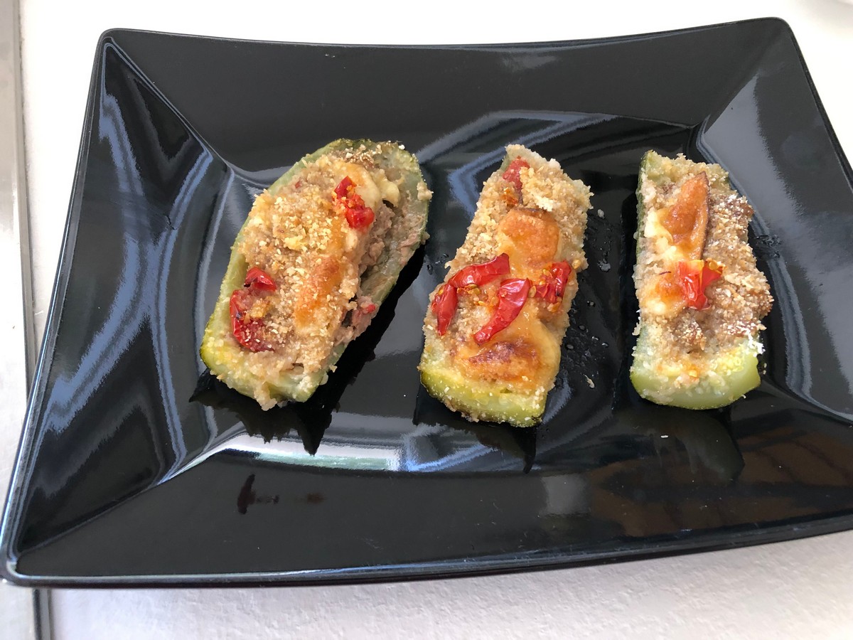Calabacines rellenos de carne picada de ternera y provola