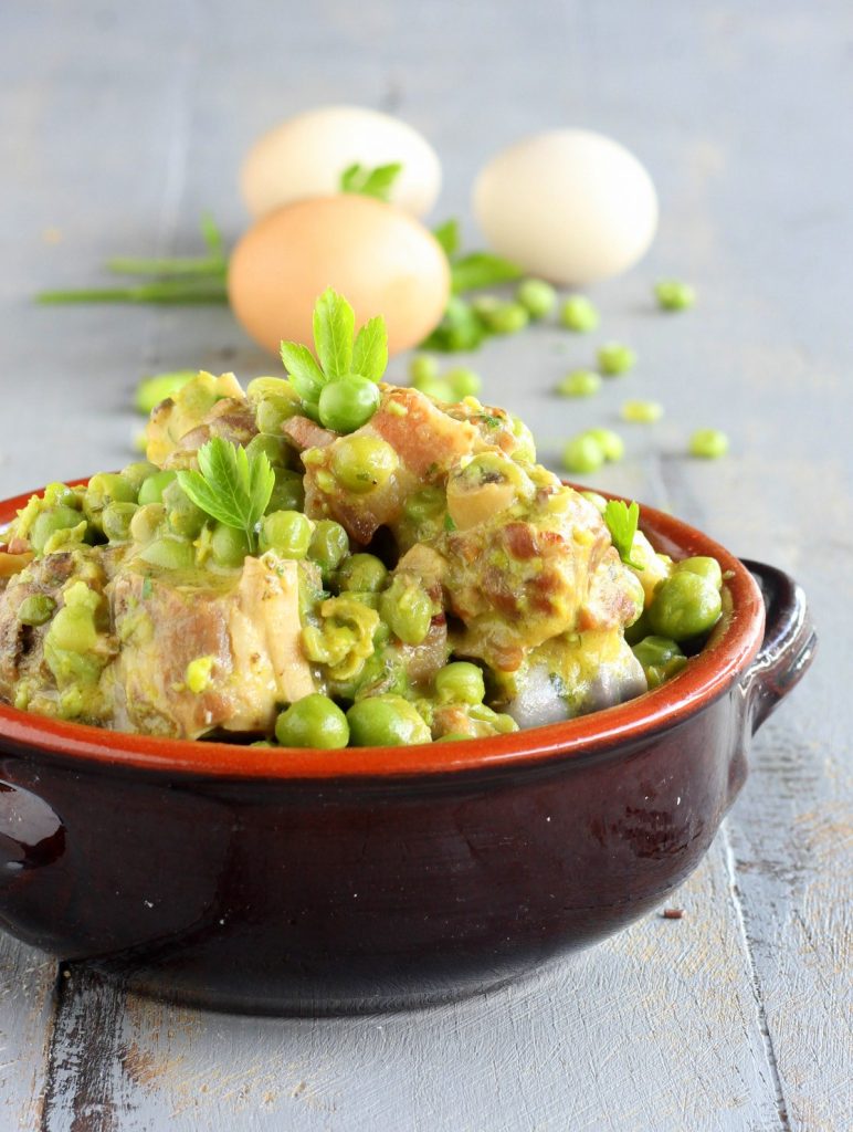 Cordero estofado con guisantes