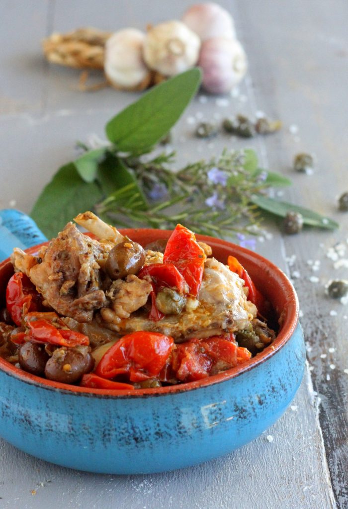 Conejo con aceitunas, tomatitos y hierbas