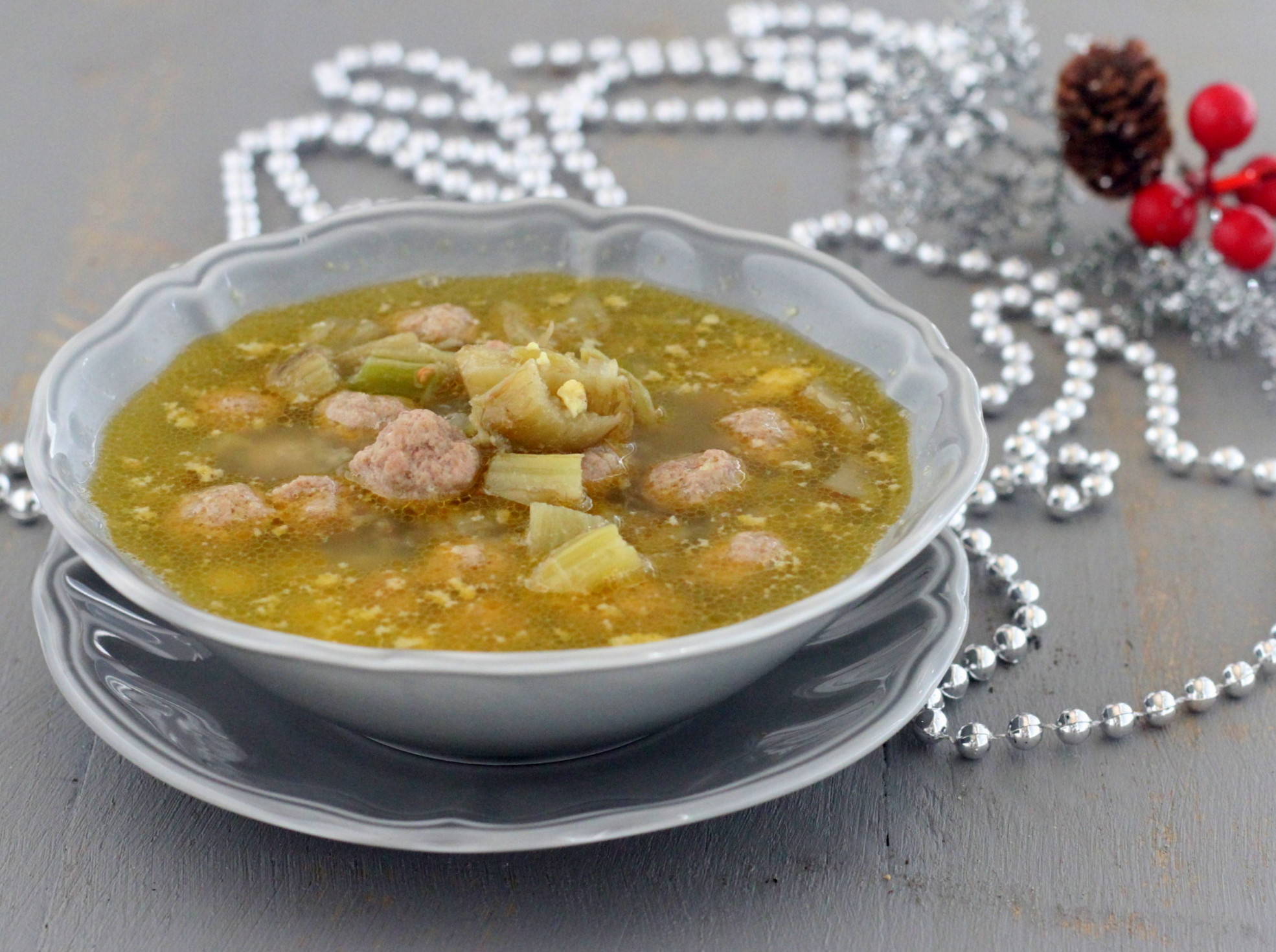 Caldo de pollo con cardos y stracciatella
