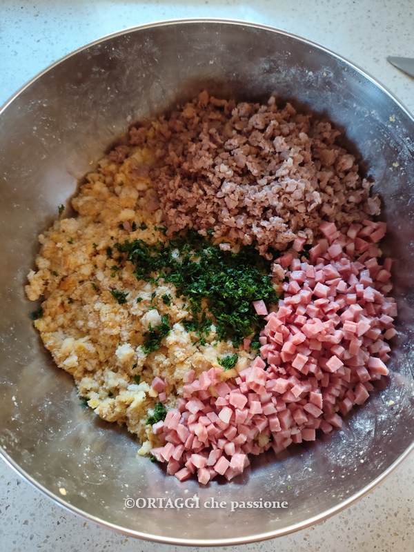 agregar todos los ingredientes a los canederli a la trentina