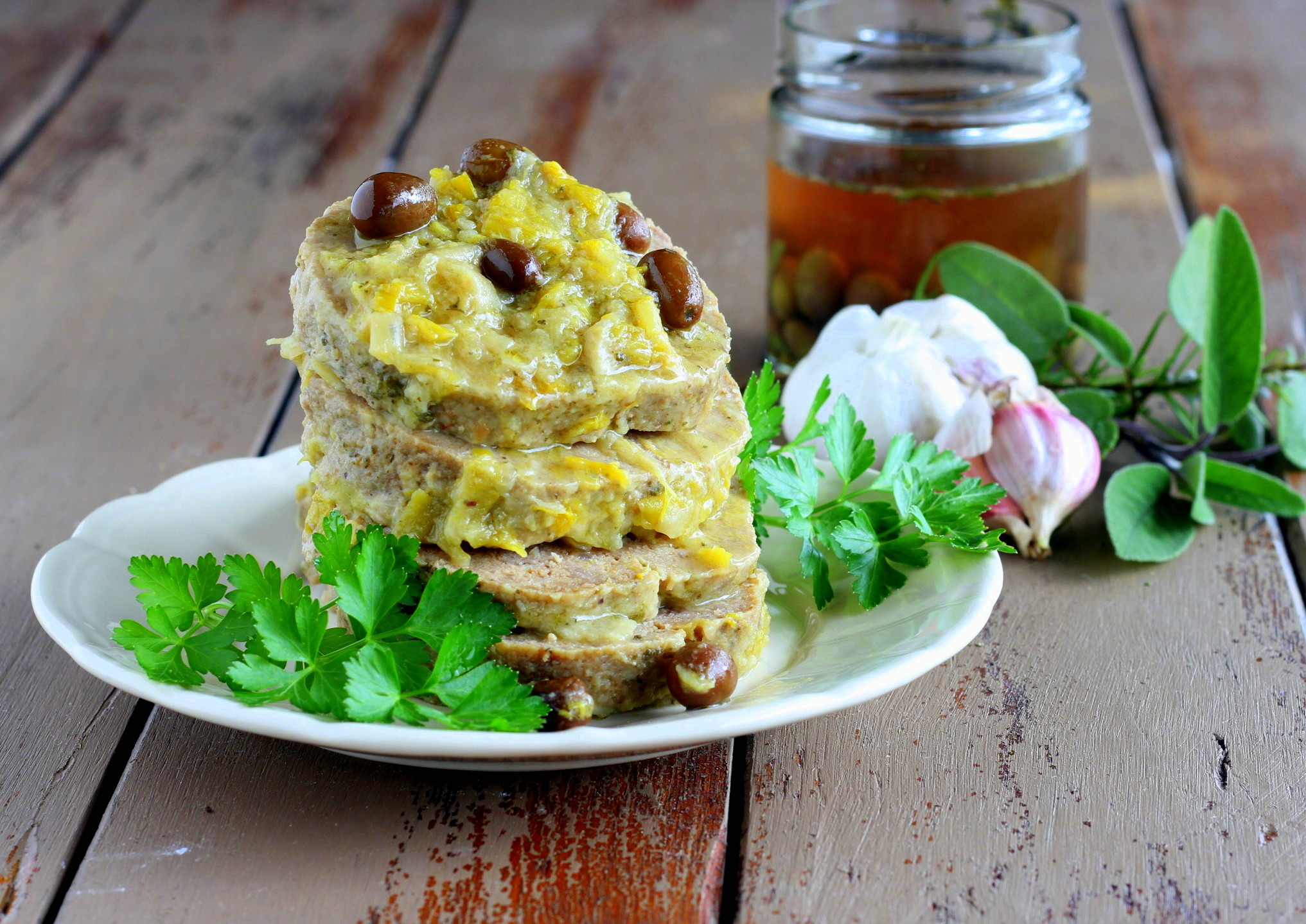 Rollo de carne con puerro y aceitunas