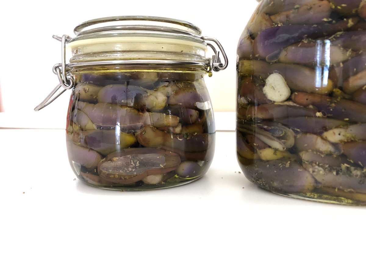 Berenjenas en racimo, pequeñas y sabrosas, hagámoslas en conserva de aceite