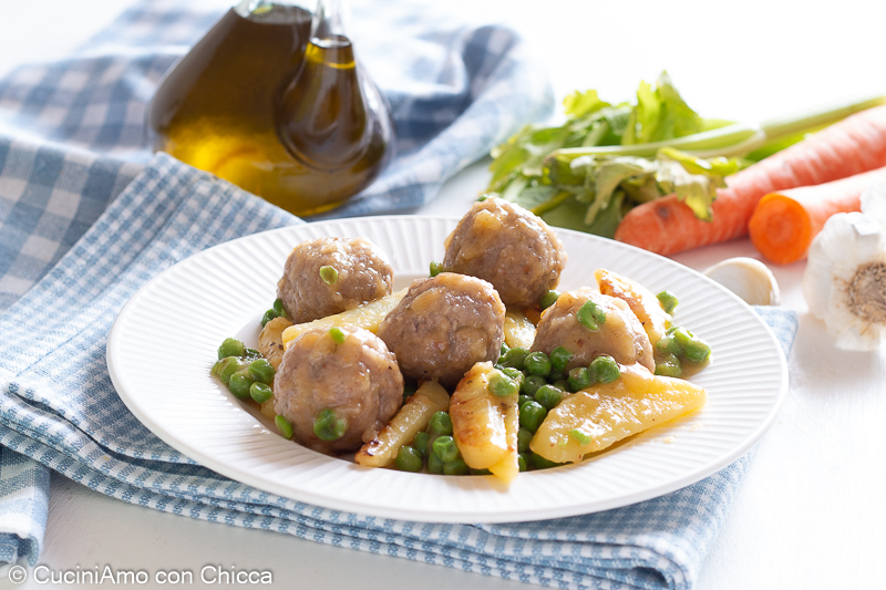 Albóndigas con patatas y guisantes
