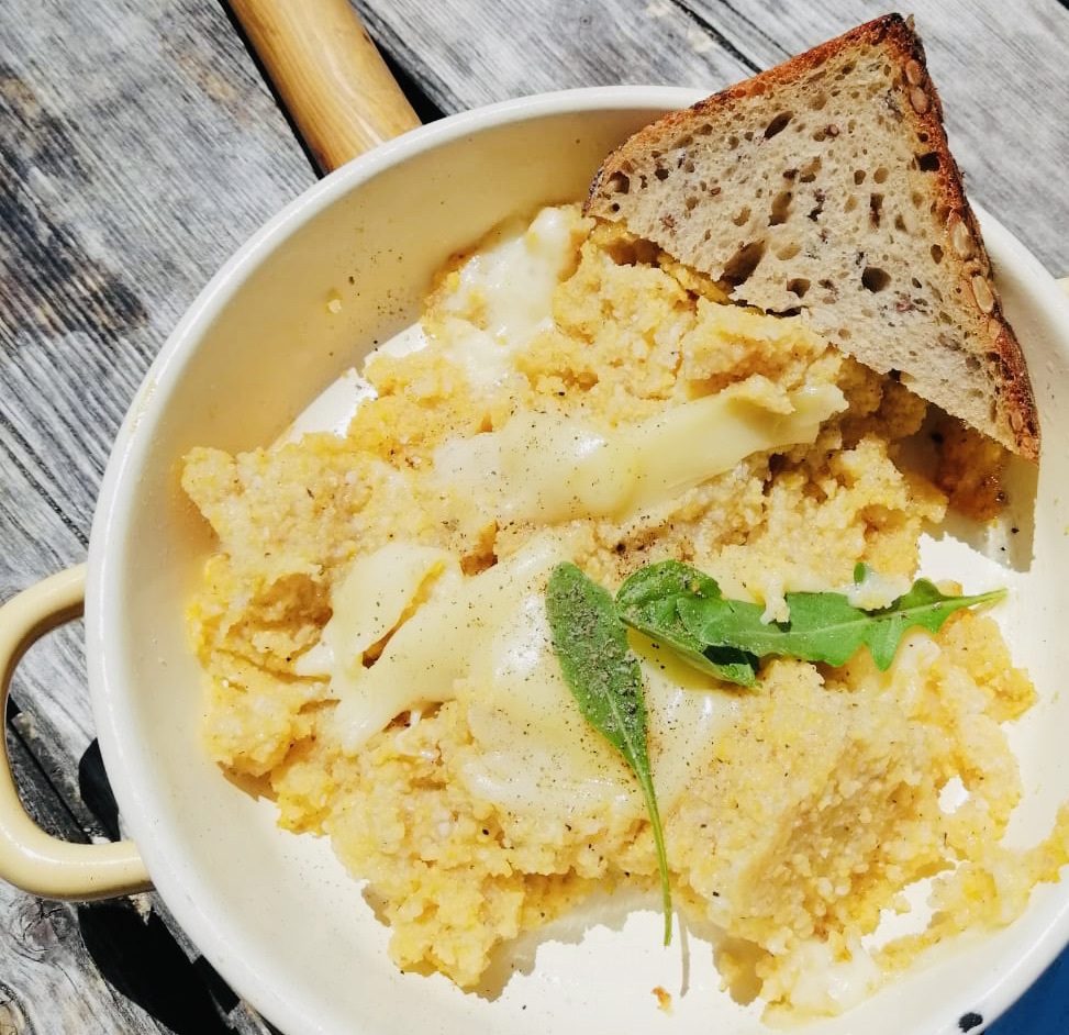 Polenta de los refugios de Trentino con queso