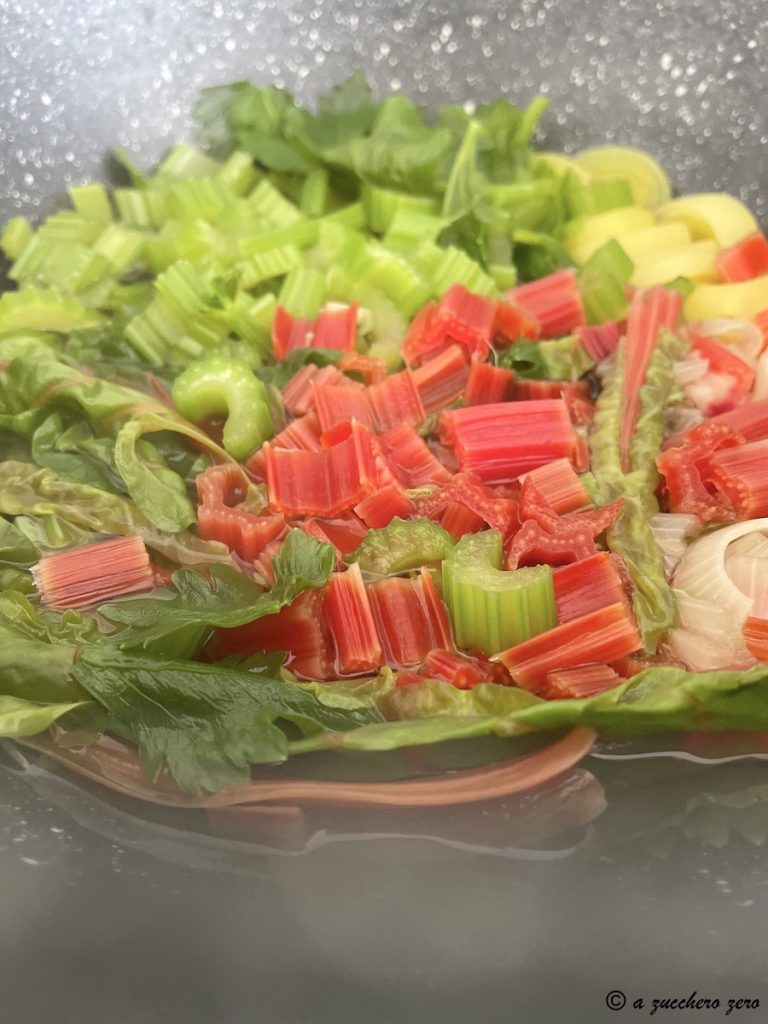 Caldo de verduras rápido y ligero con verduras de temporada