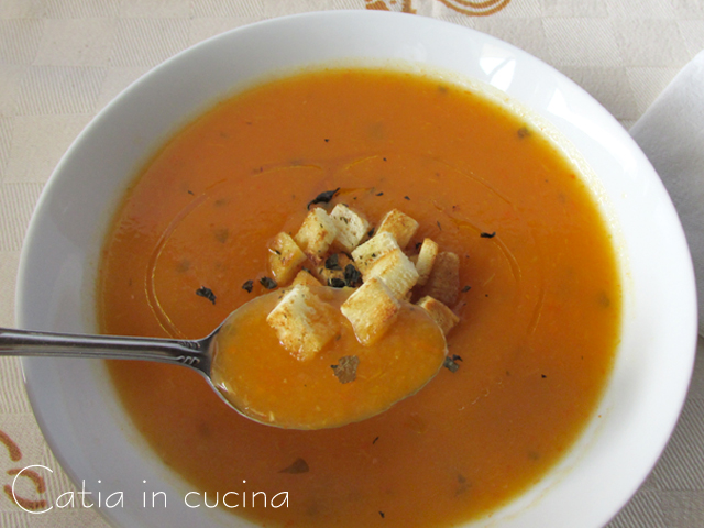 Crema de pimientos con picatostes al albahaca