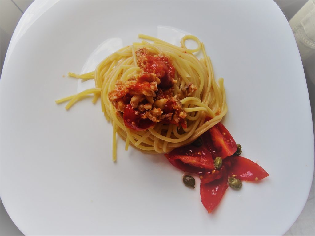 Espaguetis con ragú de cazón