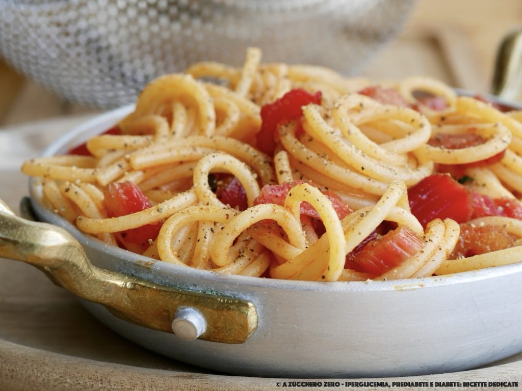 Espaguetis con acelgas rojas, ajo, aceite y guindilla light