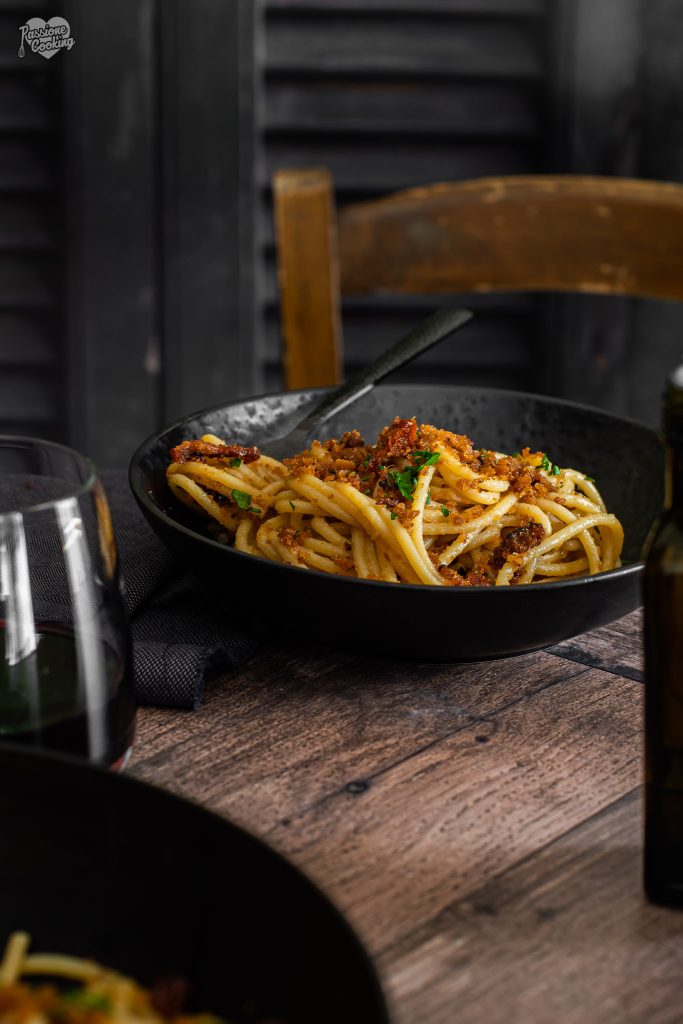 Espaguetis con anchoas y pan rallado crujiente