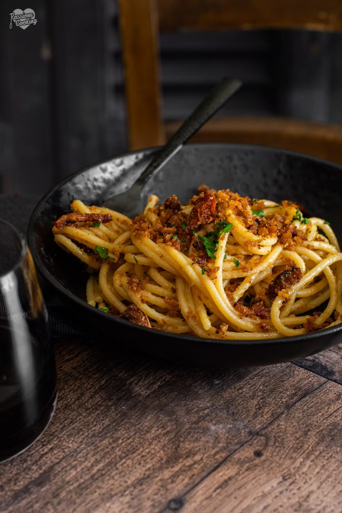 Espaguetis con anchoas y pan rallado crujiente