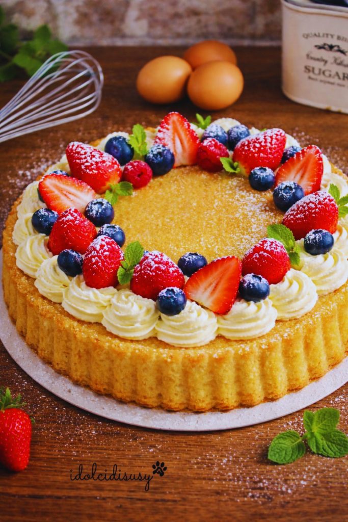 tarta blanda con el molde inteligente rellena con crema y frutos del bosque