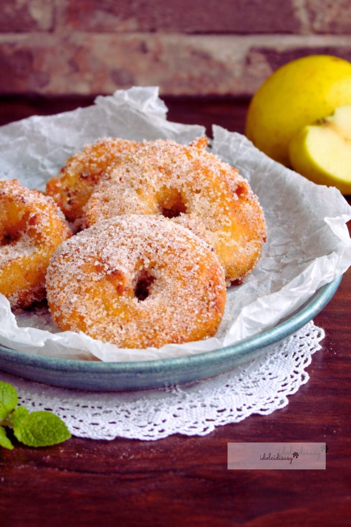 Buñuelos de manzana fritos y pasados por azúcar, suaves por dentro y crujientes por fuera