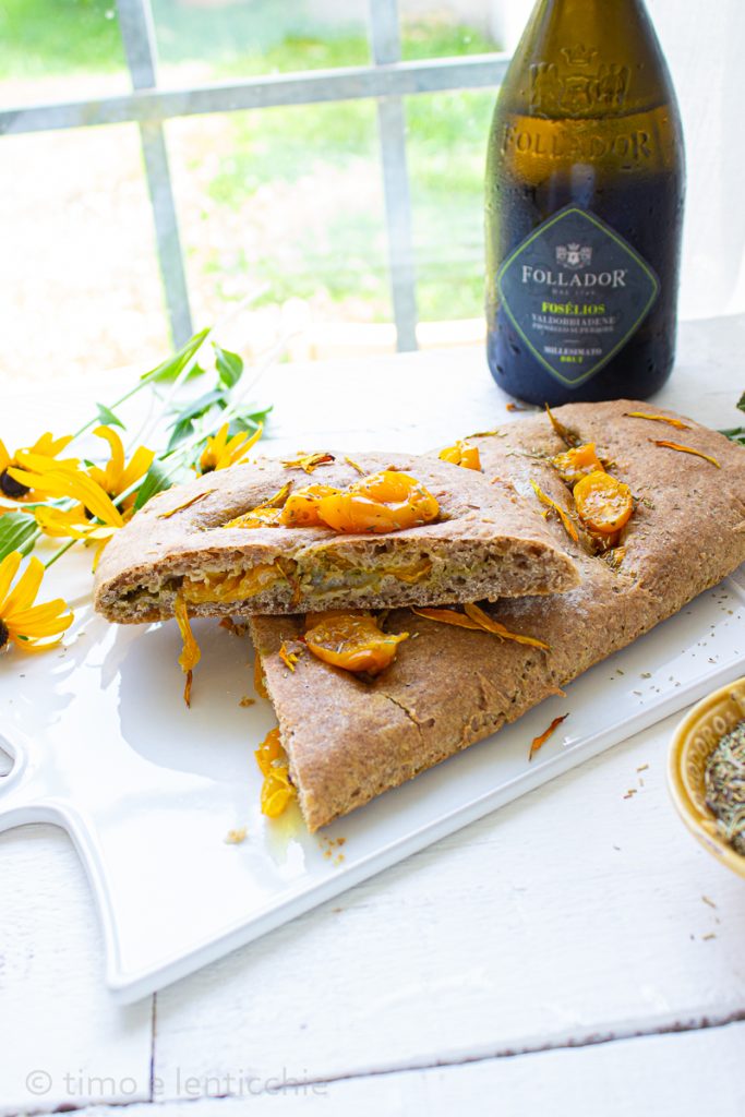 Focaccia casera con tomatitos amarillos