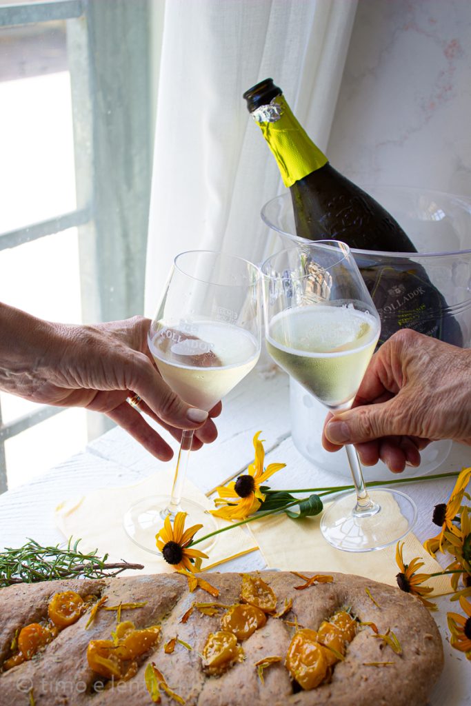 Focaccia casera con tomatitos amarillos