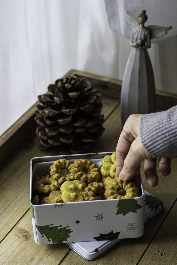 Galletas de masa quebrada veganas con pistola para galletas