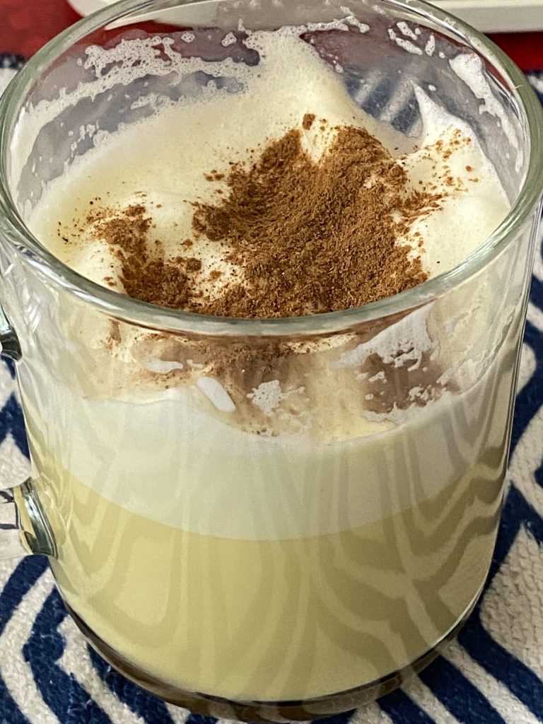 Preparación del Golden Milk o Leche dorada la receta original